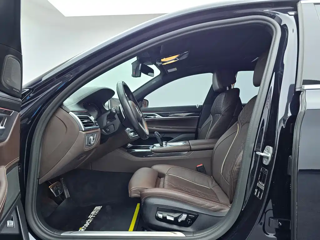 BMW 7 Series — миниатюра 13