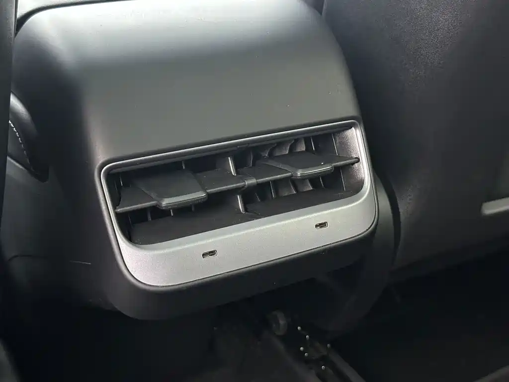 Tesla Model Y — миниатюра 16