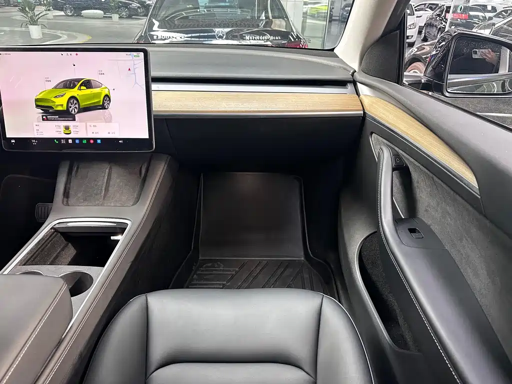 Tesla Model Y — миниатюра 8