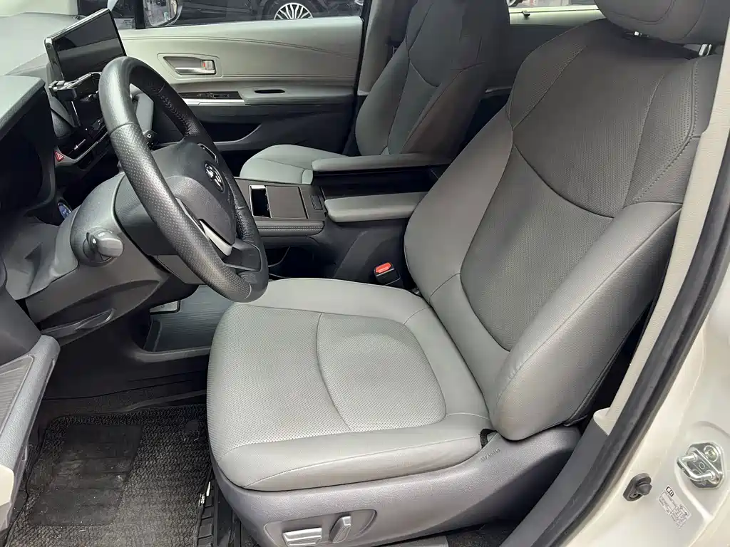 Toyota Granvia — миниатюра 10