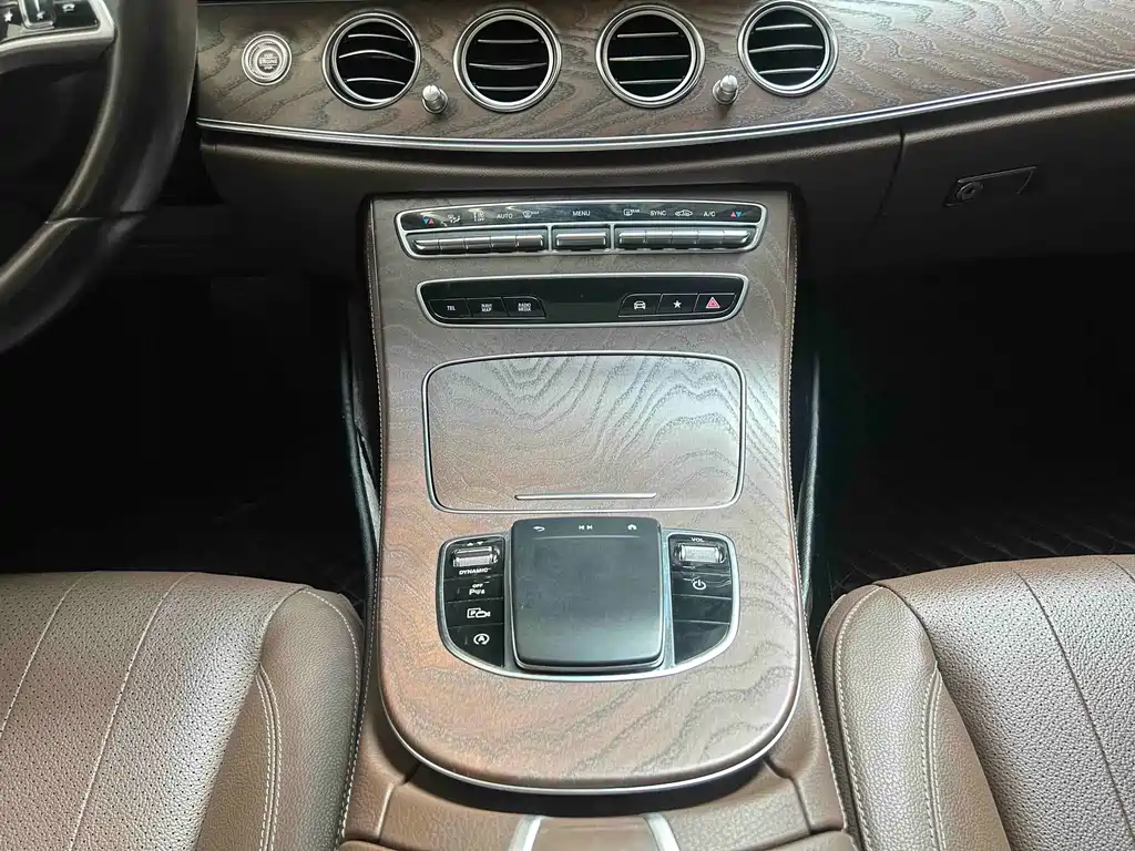 Mercedes-Benz E-Class — миниатюра 7