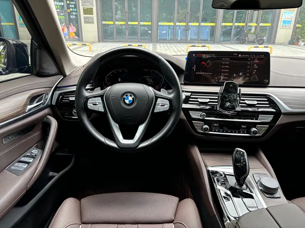 BMW 5 Series — миниатюра 6