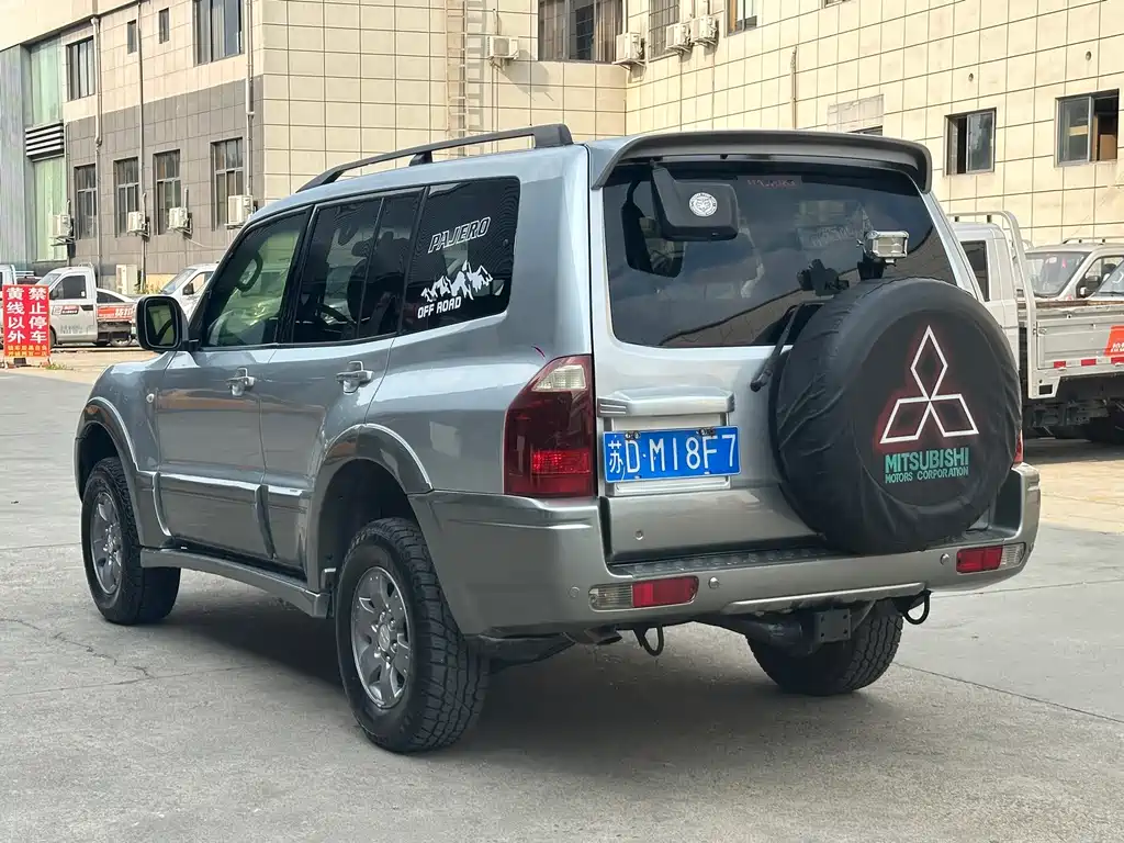 Mitsubishi Pajero — миниатюра 4