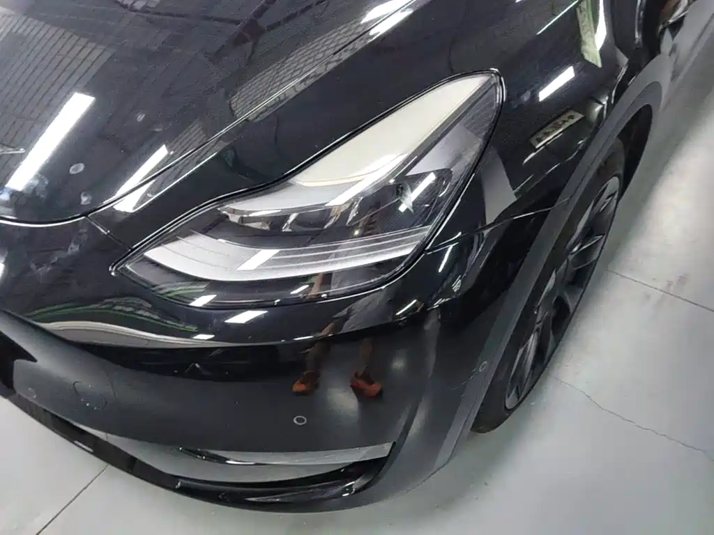 Tesla Model Y — миниатюра 24