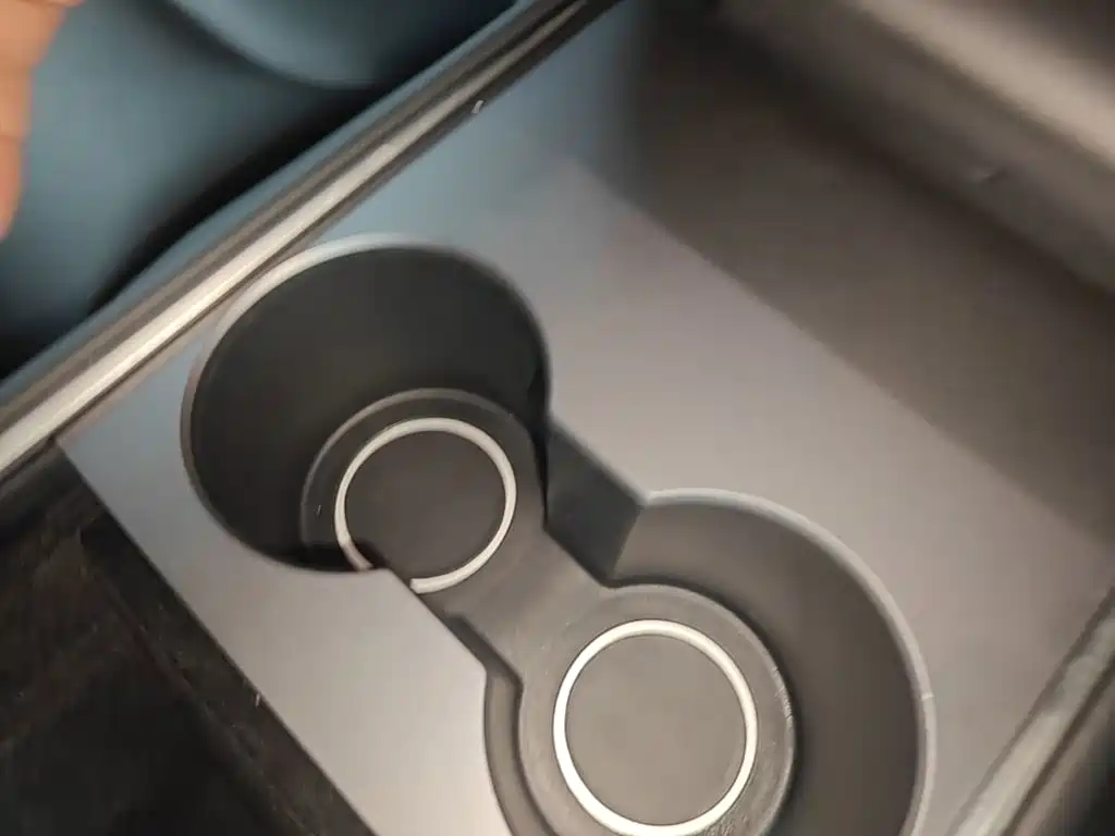 Tesla Model Y — миниатюра 9
