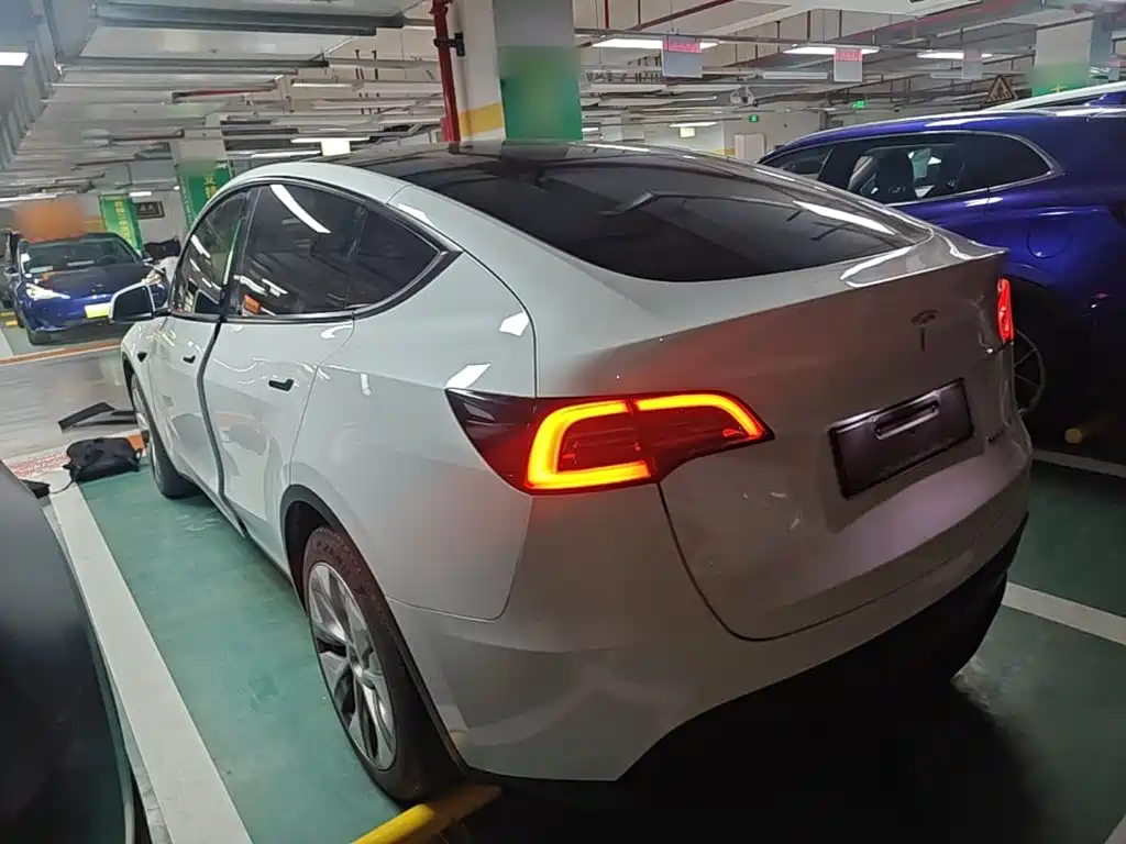 Tesla Model Y — миниатюра 5