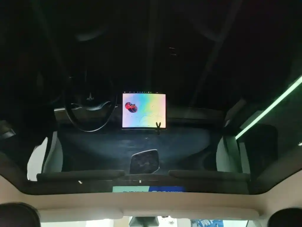 Tesla Model Y — миниатюра 18