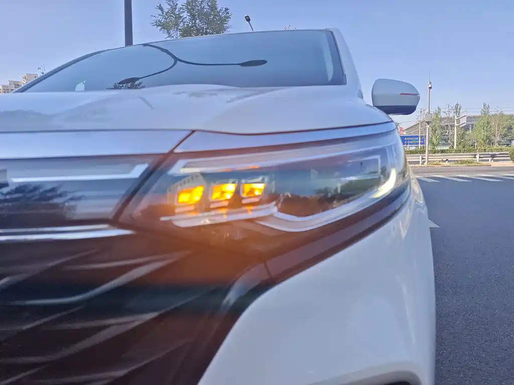 Roewe iMAX8 — миниатюра 4