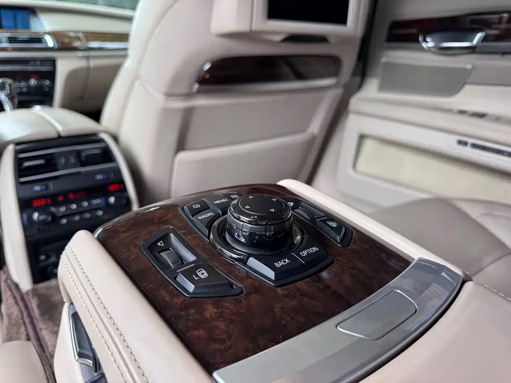 BMW 7 Series — миниатюра 16