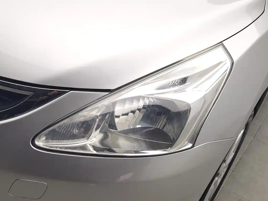 Nissan Tiida — миниатюра 7