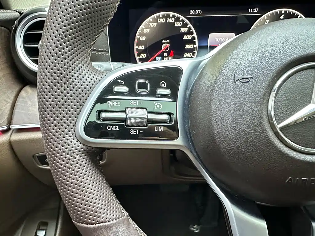 Mercedes-Benz E-Class — миниатюра 23