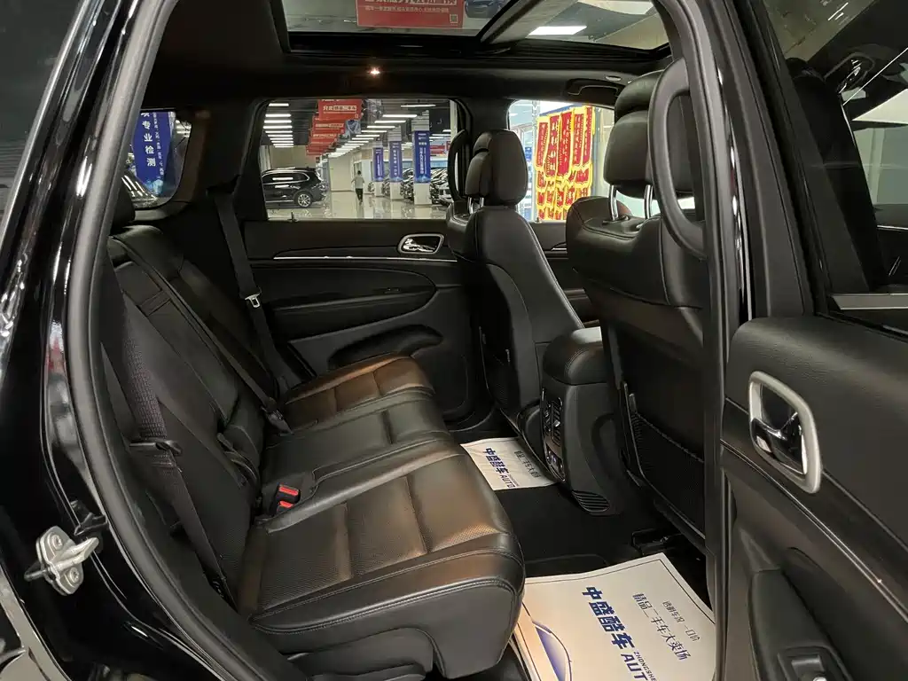 Jeep Grand Cherokee (Import) — миниатюра 12