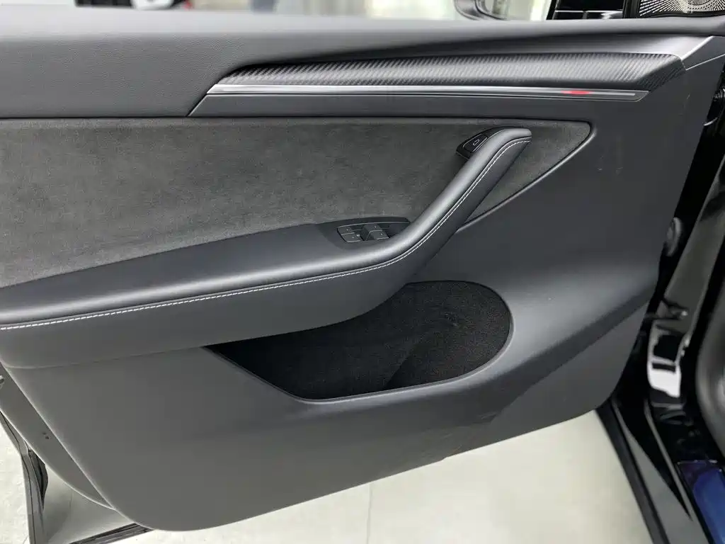 Tesla Model Y — миниатюра 18