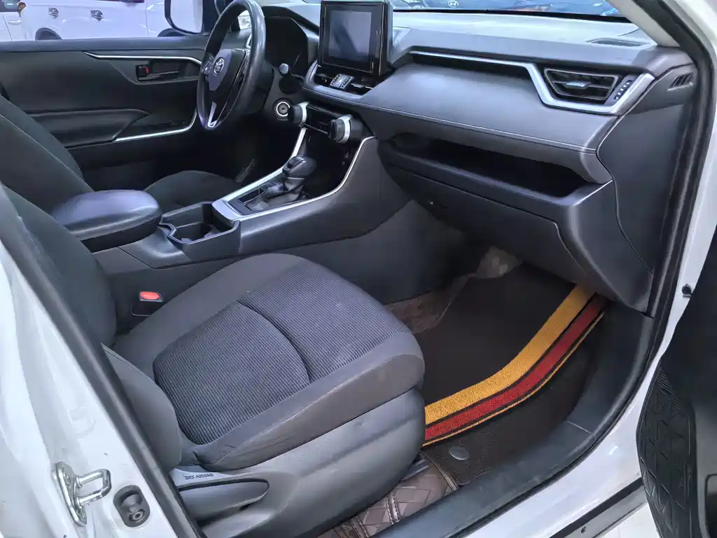 Toyota RAV4 — миниатюра 10
