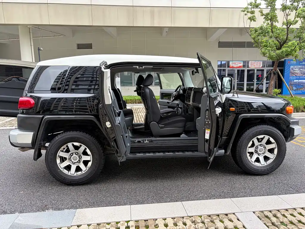 Toyota FJ Cruiser — миниатюра 13