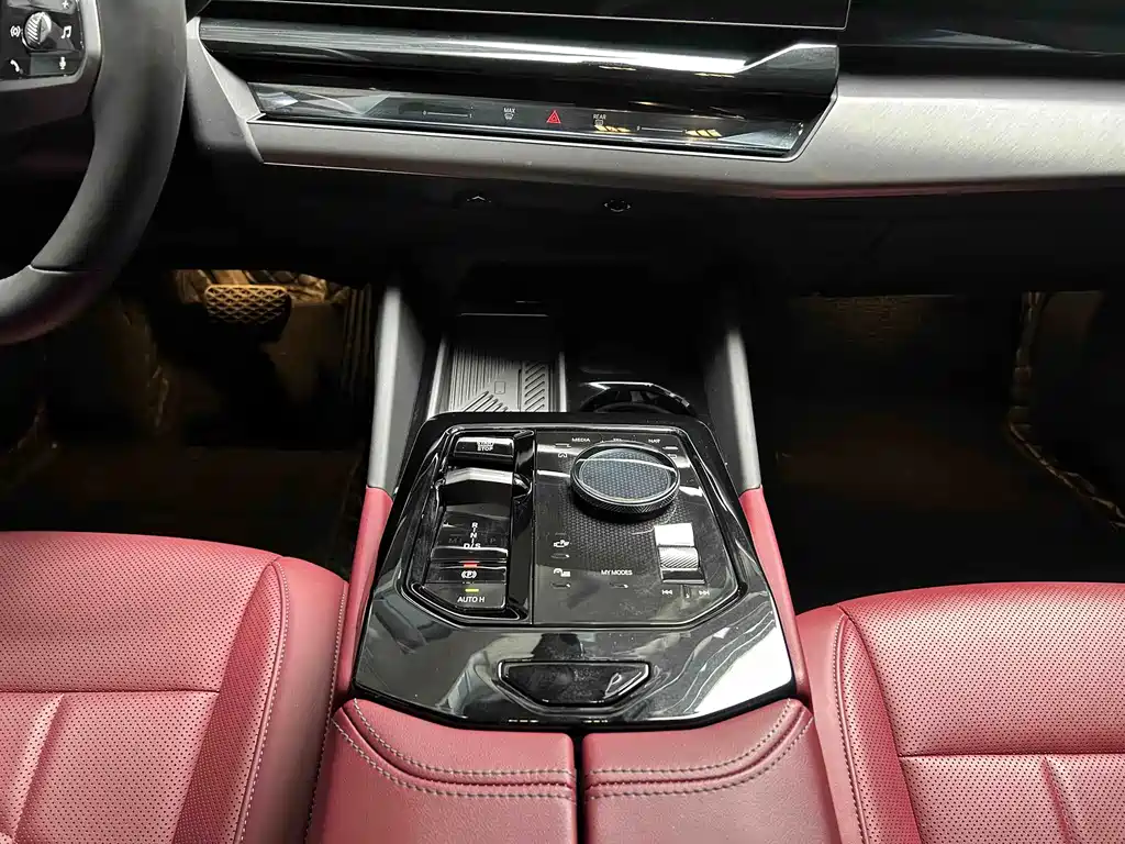 BMW 5 Series — миниатюра 9