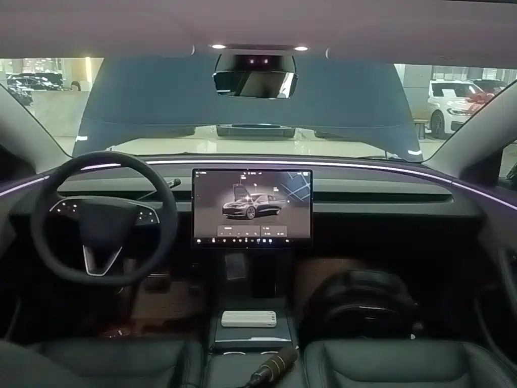 Tesla Model 3 — миниатюра 10