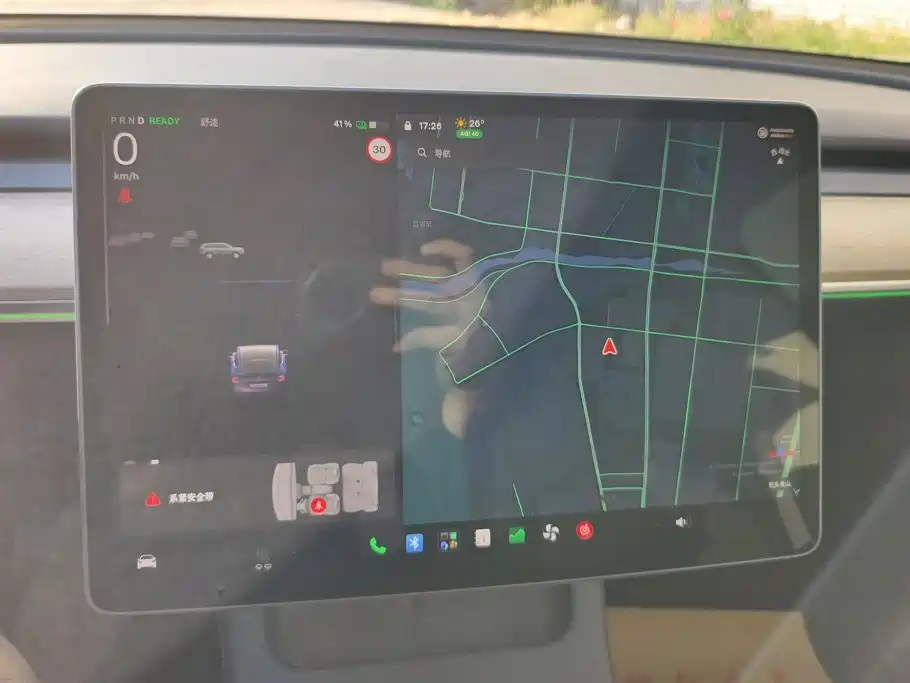 Tesla Model Y — миниатюра 14