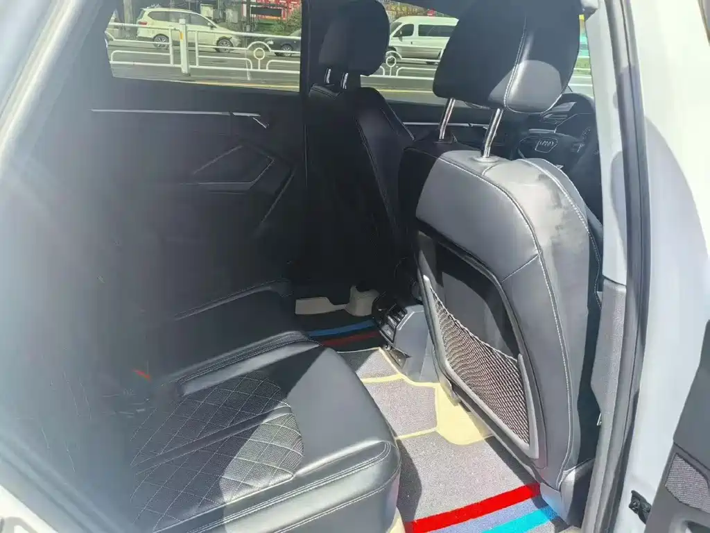 Audi Q3 - фото 6