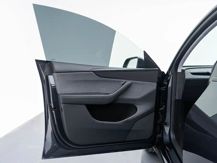 Tesla Model Y — миниатюра 11