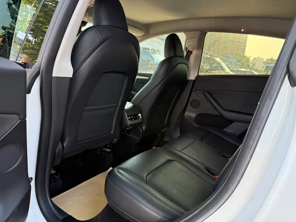 Tesla Model Y — миниатюра 5