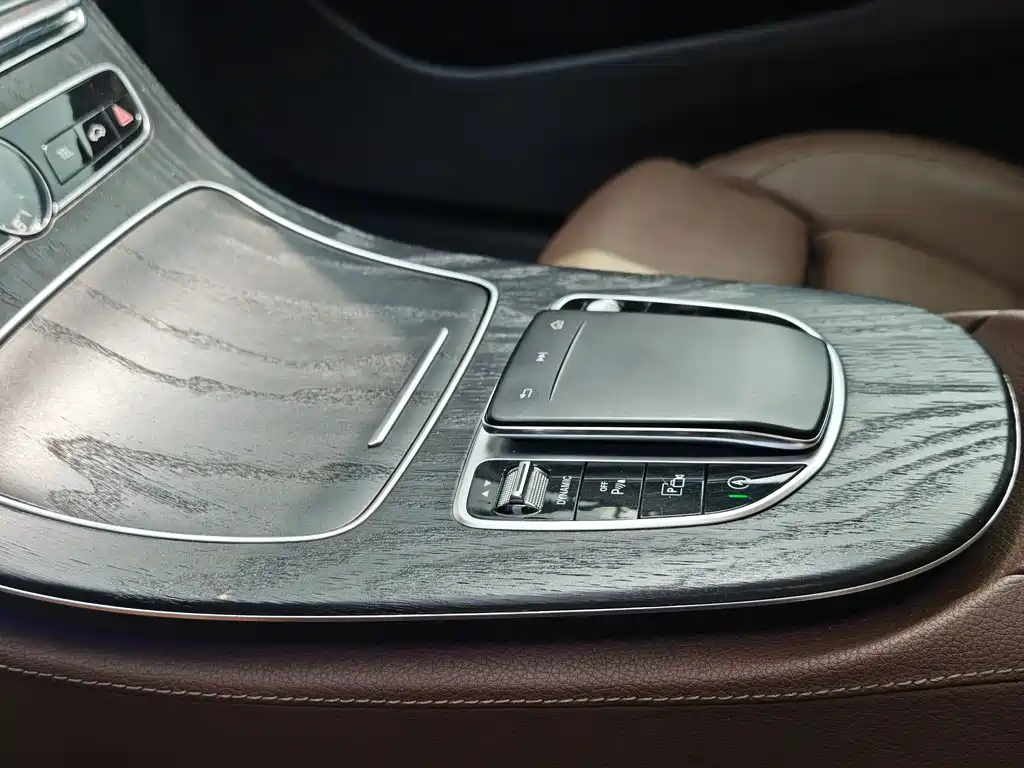 Mercedes-Benz E-Class — миниатюра 11