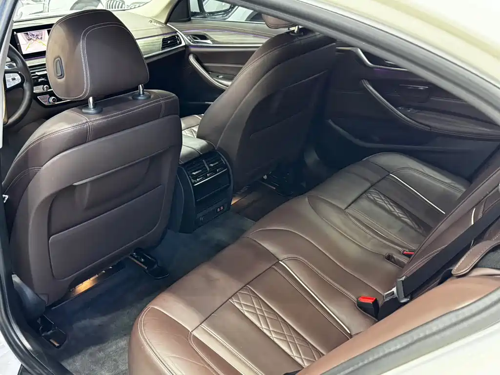 BMW 5 Series — миниатюра 7