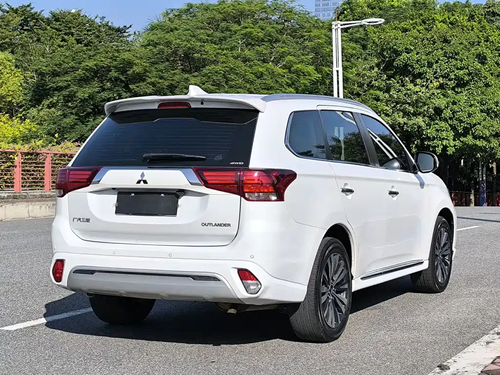 MITSUBISHI OUTLANDER