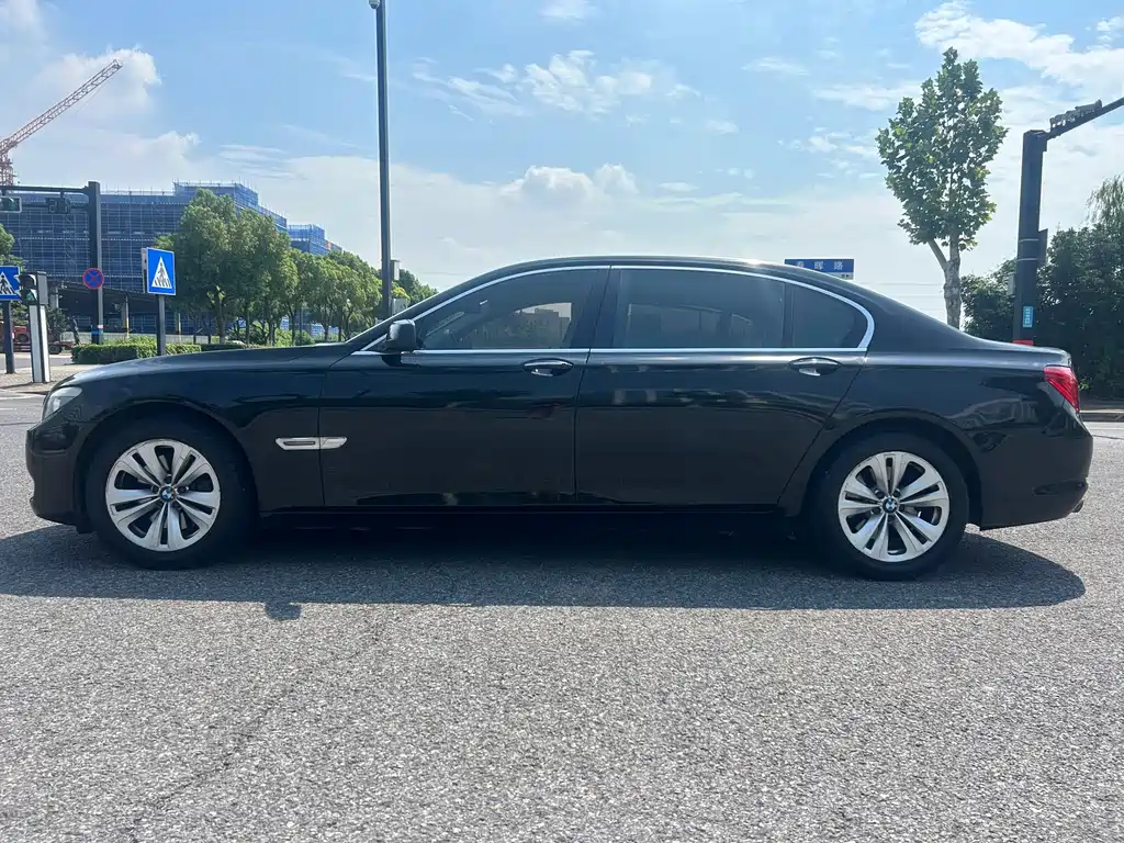 BMW 7 Series — миниатюра 4