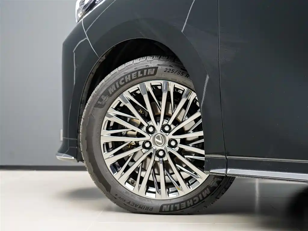 Lexus LM 2023 500h мест
