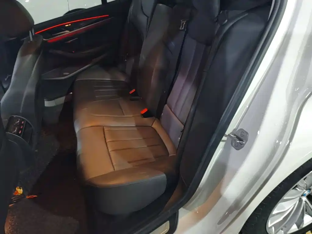 BMW 5 Series — миниатюра 13