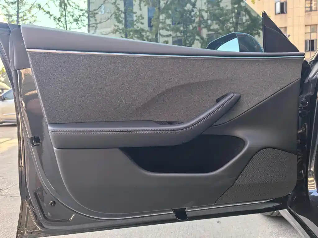 Tesla Model 3 — миниатюра 5