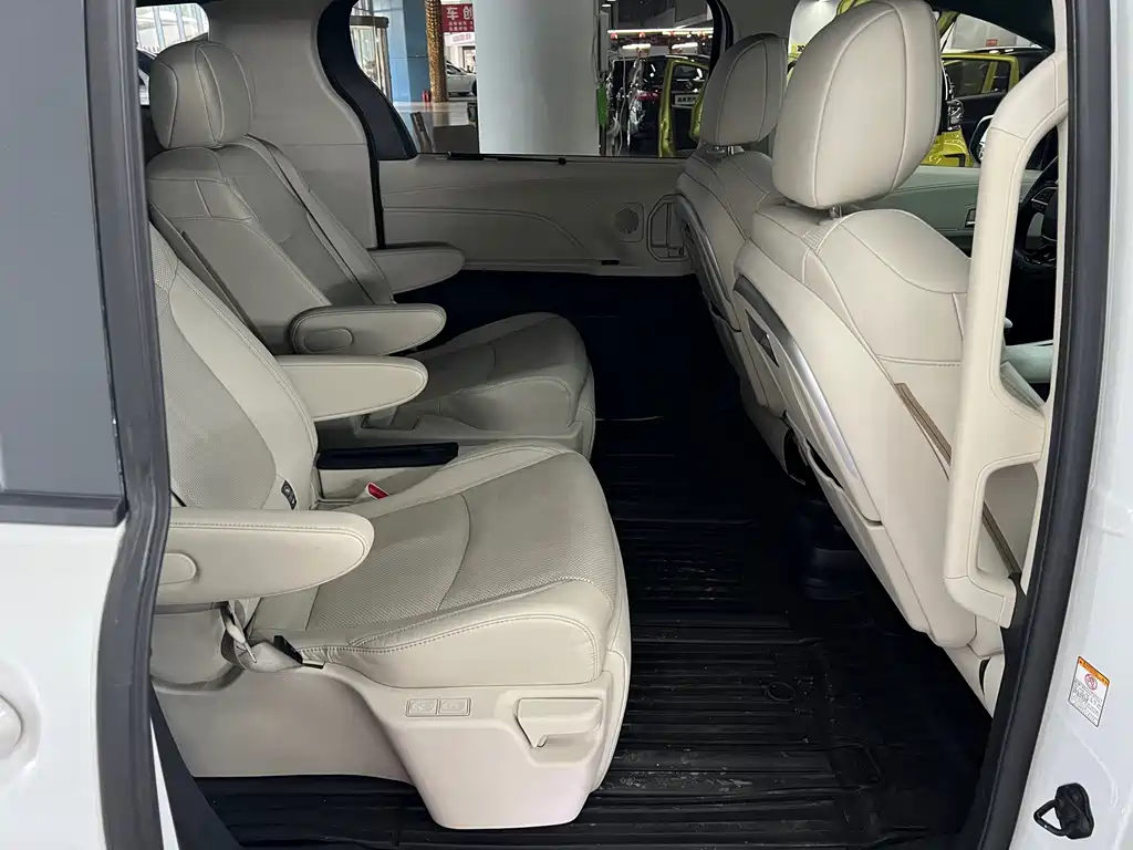 Toyota Sienna — миниатюра 7