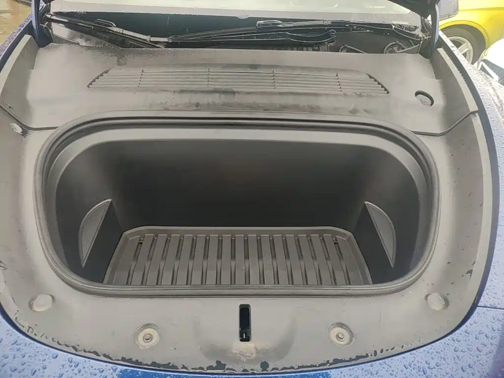 Tesla Model Y — миниатюра 20