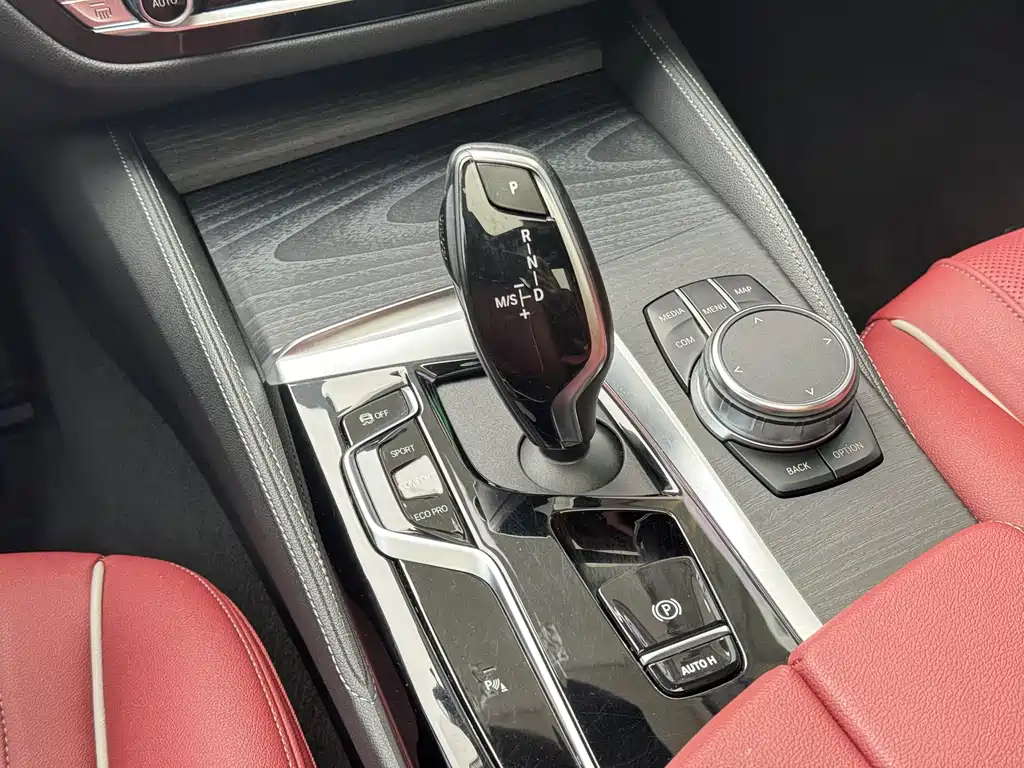 BMW 5 Series — миниатюра 11