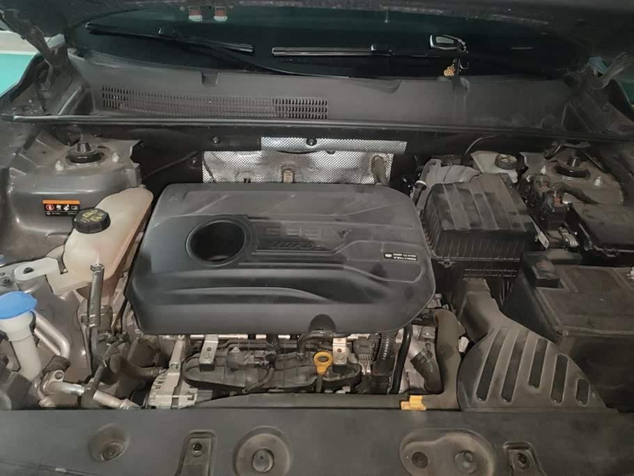 Geely Emgrand X6 1.4 л 2023 г. Серебристо-серый, пробег 20400 км