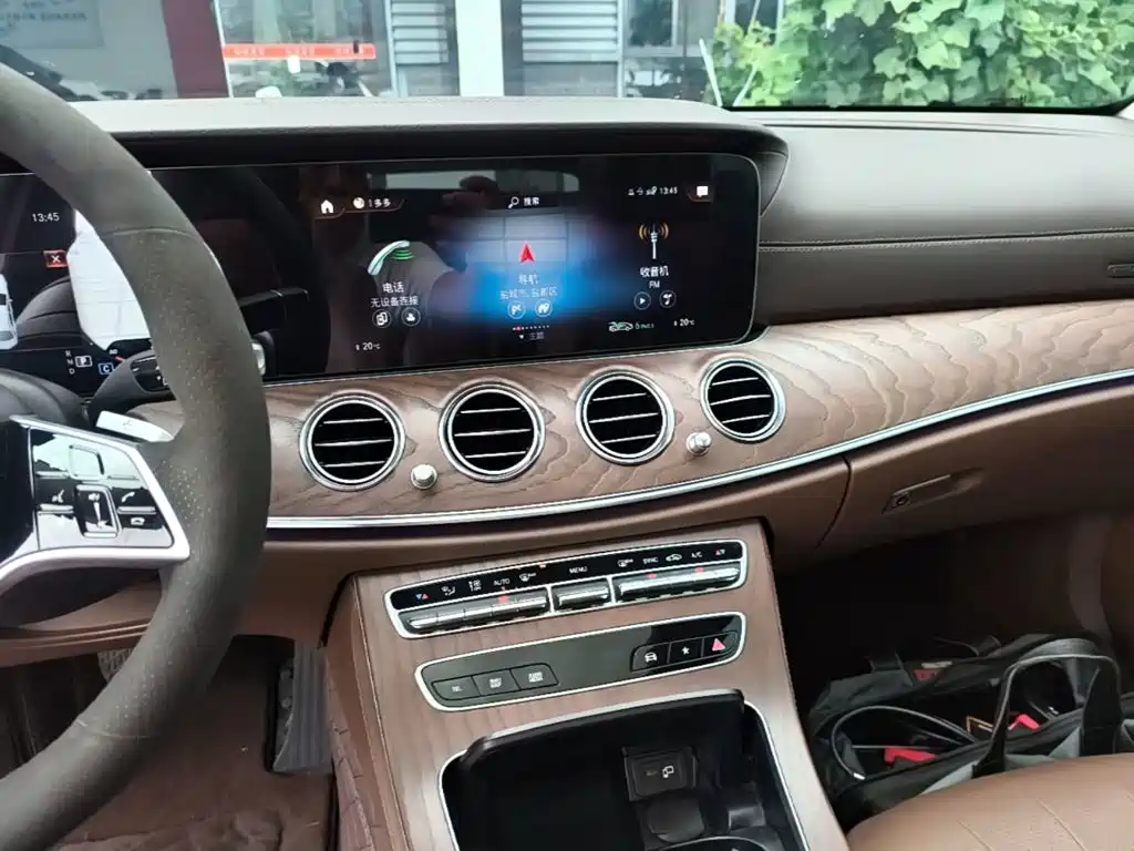 Mercedes-Benz E-Class — миниатюра 13