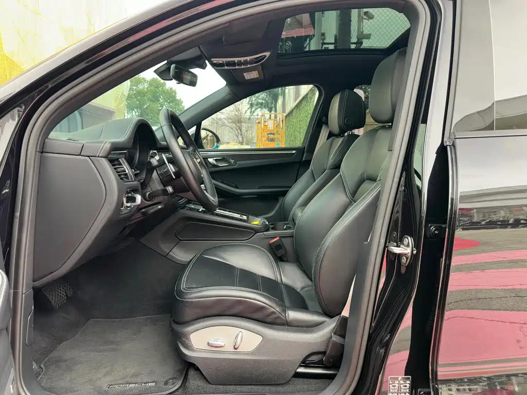 PORSCHE MACAN