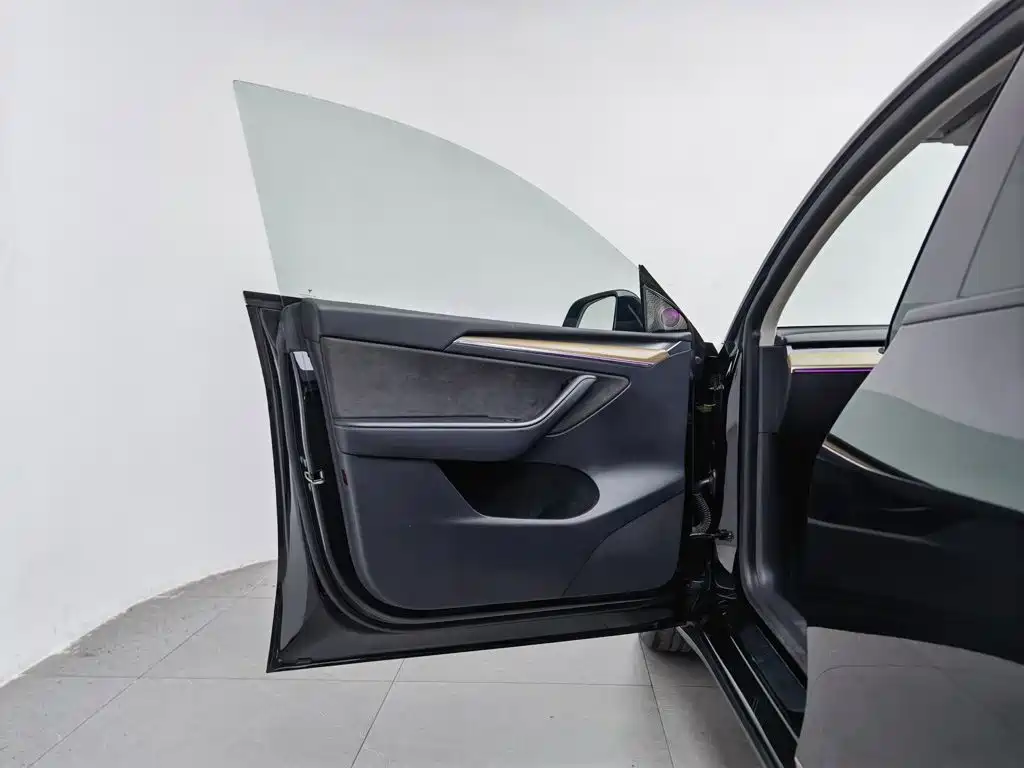 Tesla Model Y — миниатюра 8