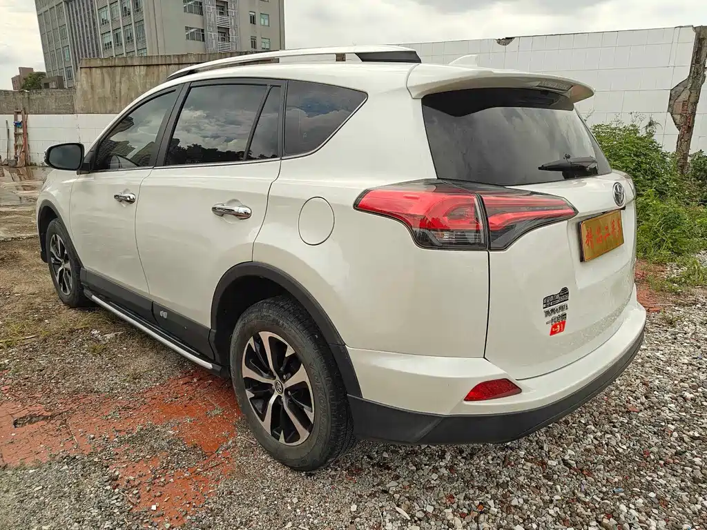 Toyota RAV4 — миниатюра 7