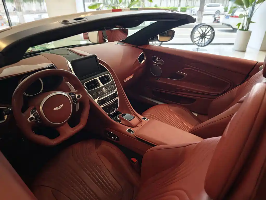 Aston Martin DB11 — миниатюра 7