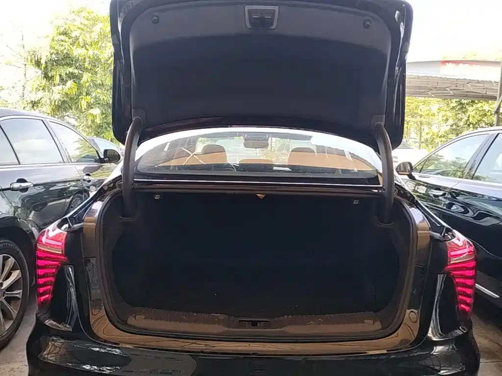 Hongqi Hongqi H5 — миниатюра 19