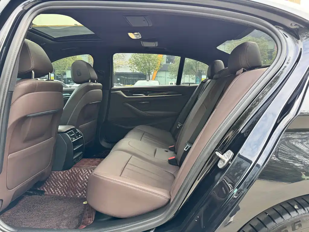 BMW 5 Series — миниатюра 9