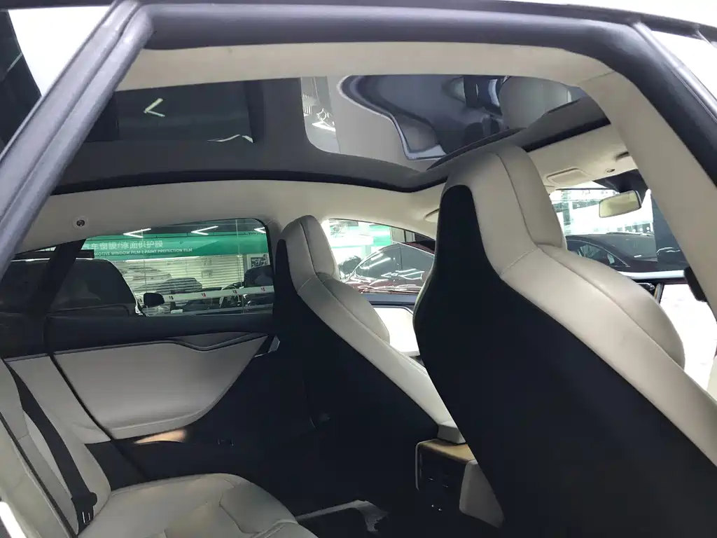 Tesla Model S — миниатюра 10