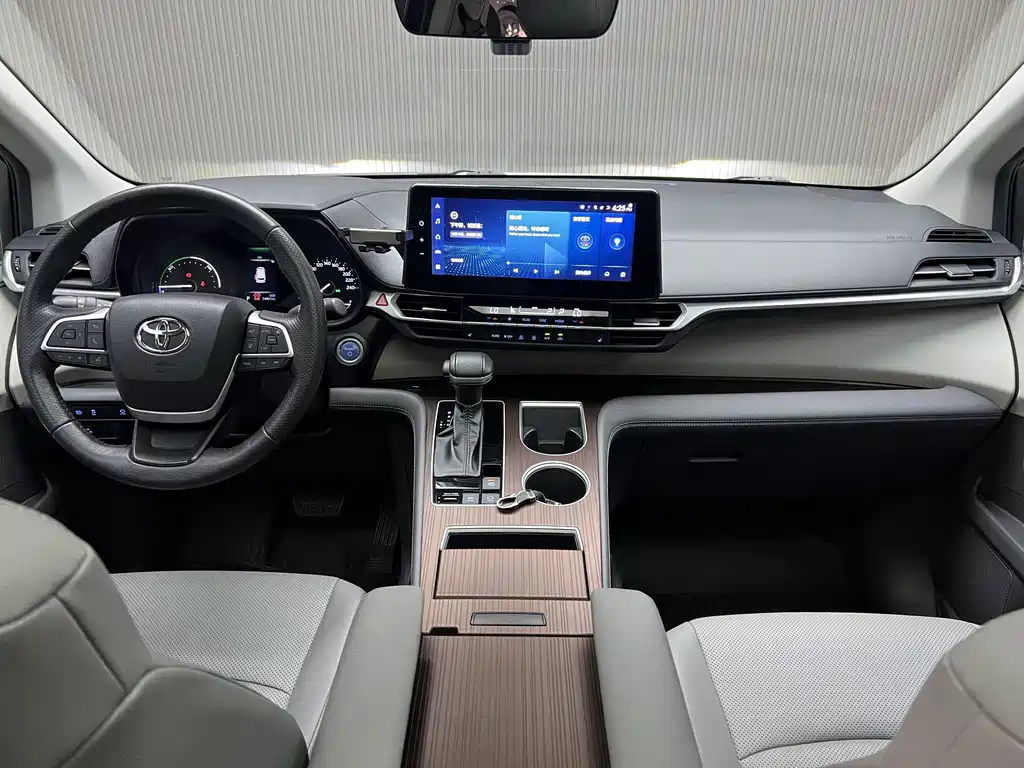 Toyota Granvia — миниатюра 3