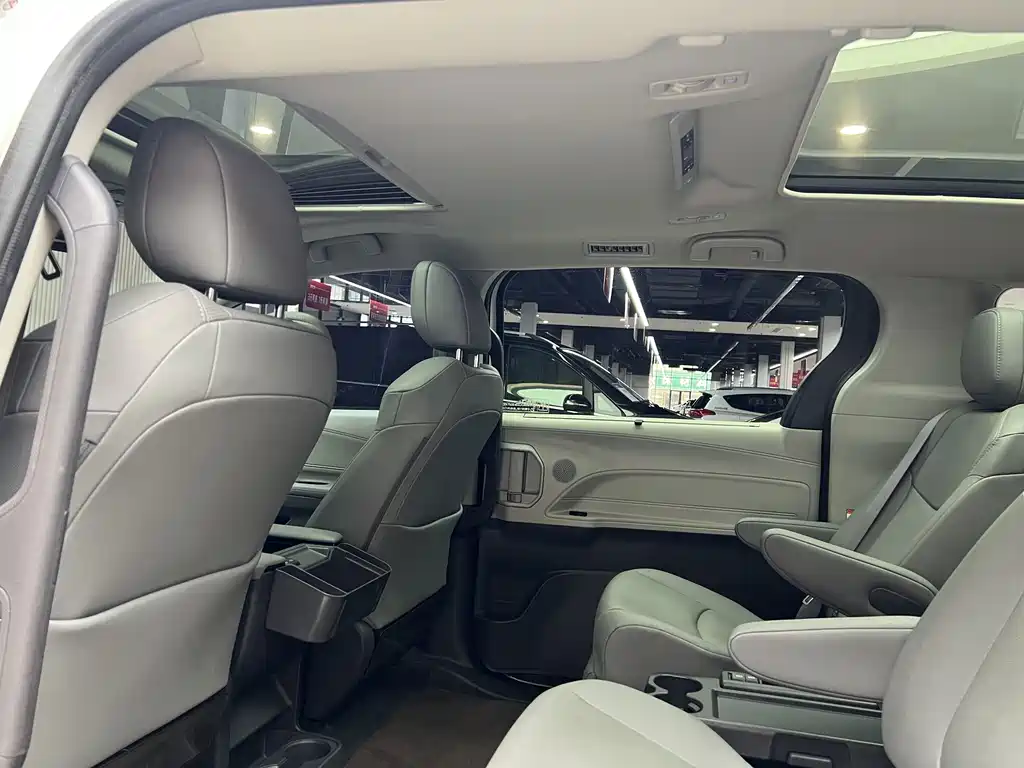 Toyota Granvia — миниатюра 12
