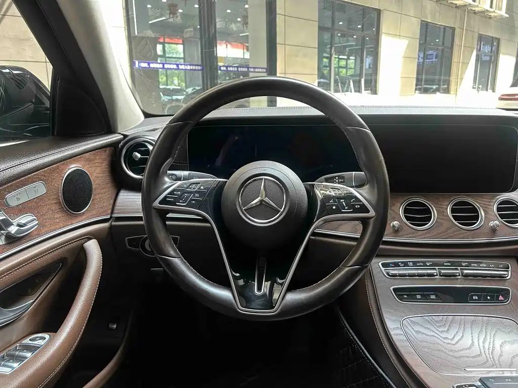Mercedes-Benz E-Class — миниатюра 9
