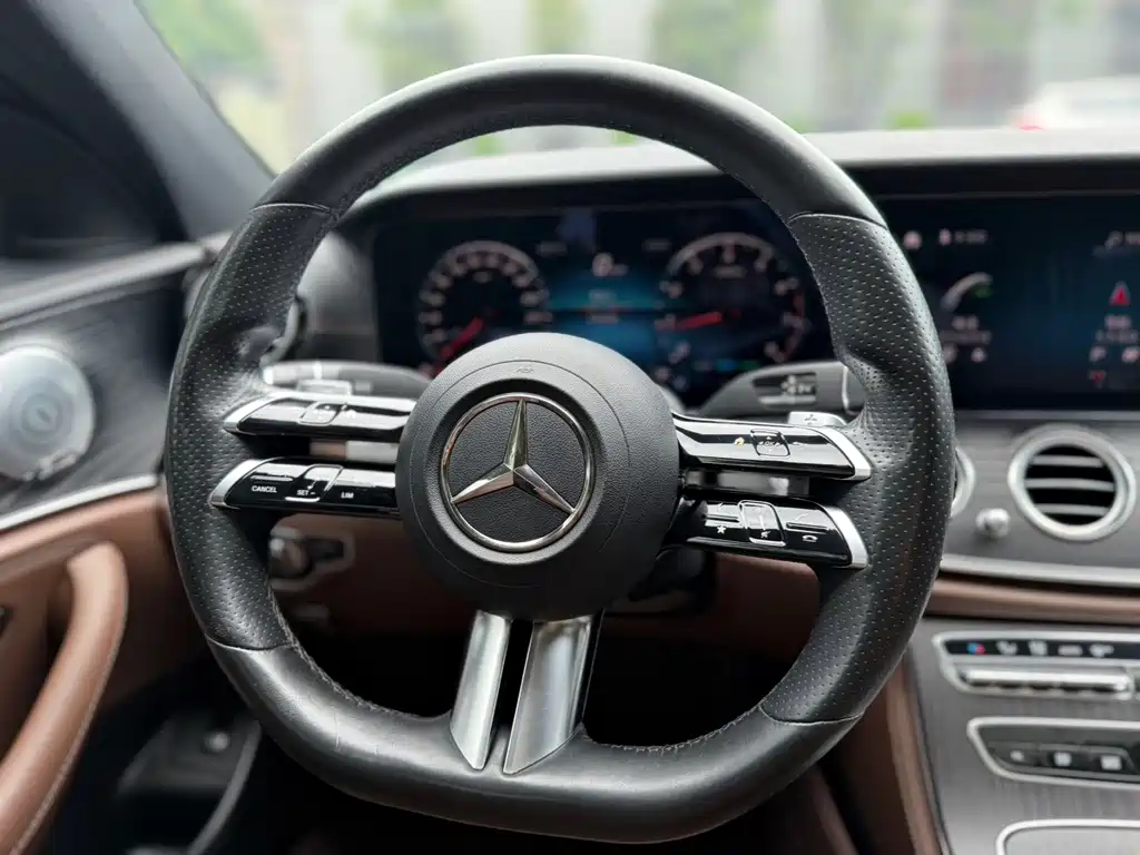 Mercedes-Benz E-Class — миниатюра 11