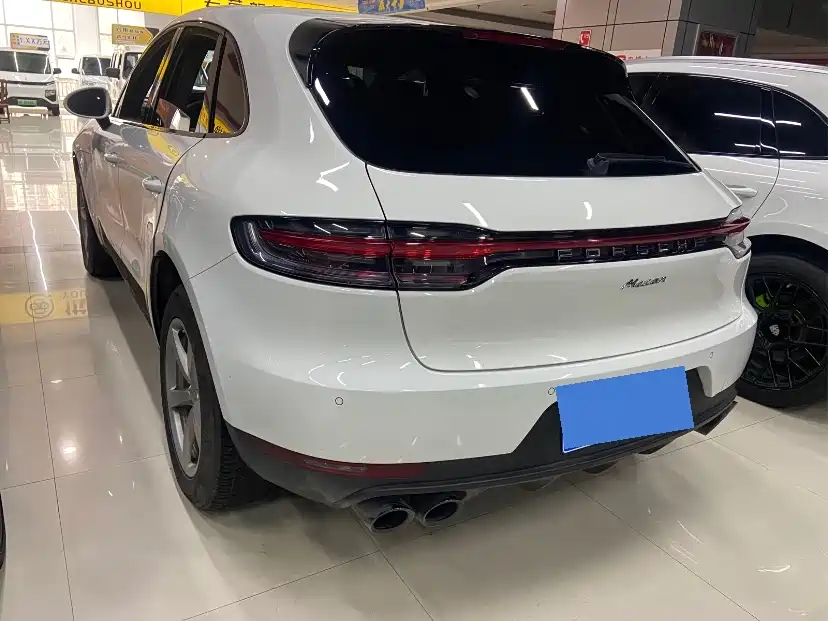 PORSCHE MACAN