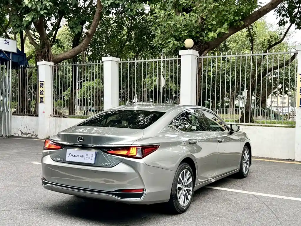 Lexus ES — миниатюра 7